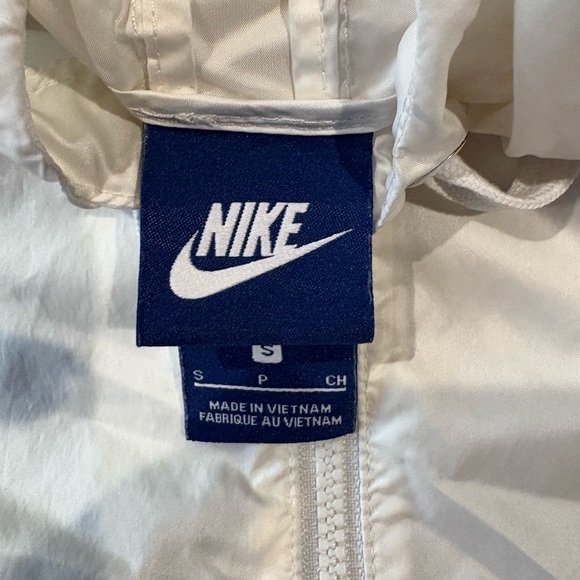 Nike Classic White Windbreaker - Picture 3 of 4